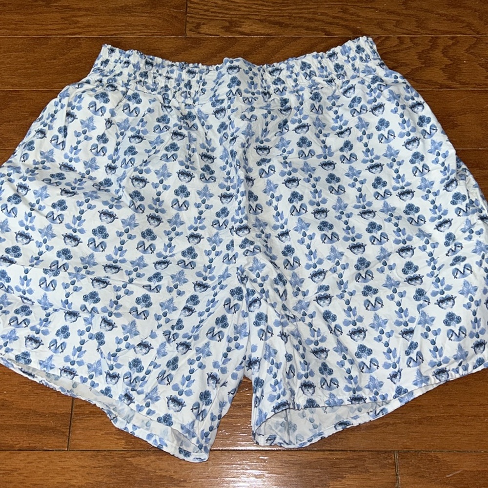 NWOT Women’s Même Chose blue bird printed lounge shorts size S